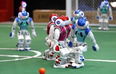 自主移动装配机器人踢足球，还拿了冠军